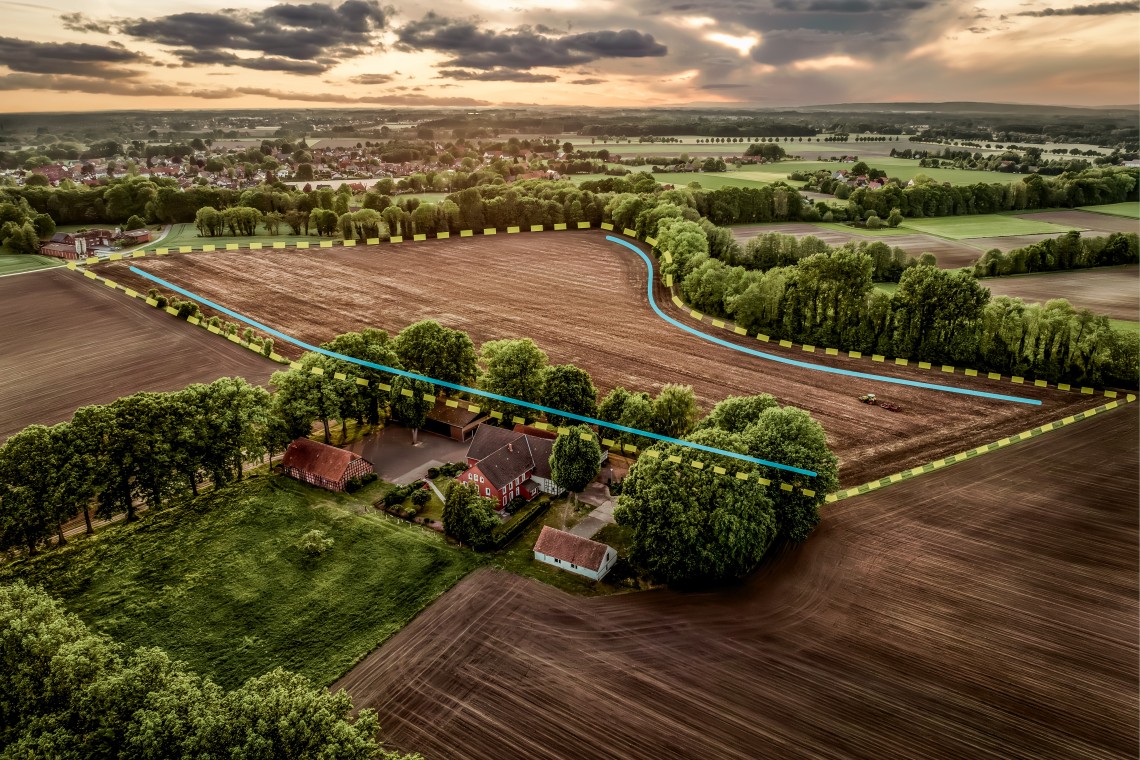 Feld mit eingezeichneten Spurlinien und Feldgrenzen