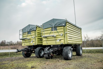 Zwei Conow HW180 V9 Anhänger Vorderansicht