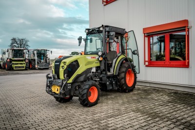CLAAS Nexos 240 Weinbergtraktor Vorderansicht