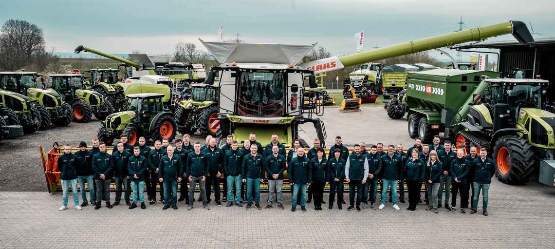 Gruppenbild der Landtechnik Steigra Belegschaft, Claas Landtechnik im Hintergrund